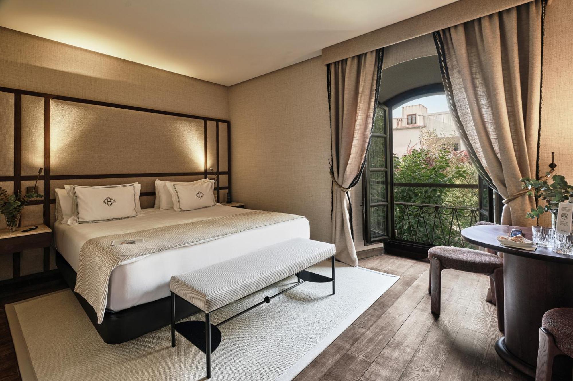 Habitación con cama extragrande y vistas al jardín